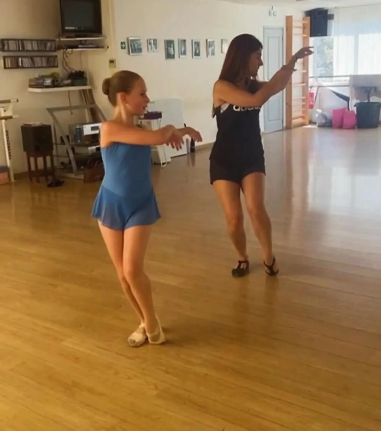 Vanessa Tognetti guidant une jeune élève en cours de danse au studio