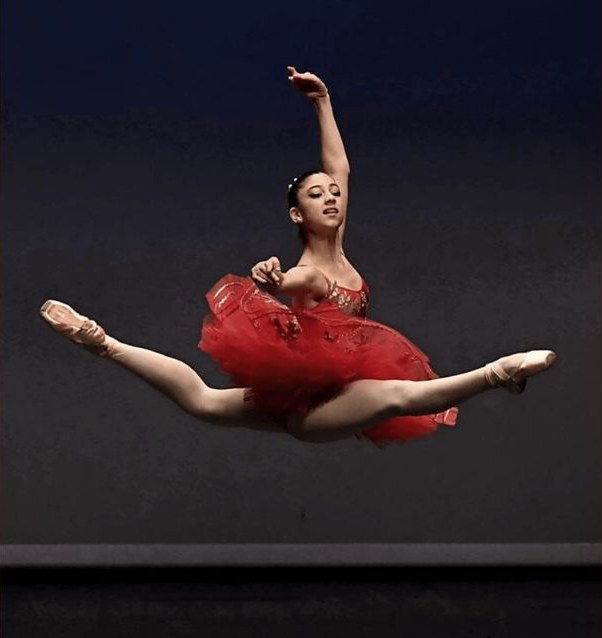 Danseuse en tutu rouge en grand jeté, concours Master Danza