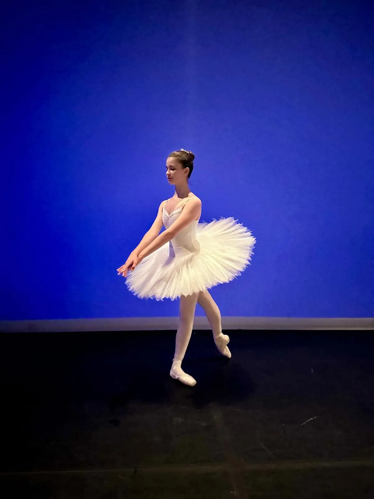 Variation classique en tutu blanc sur scène