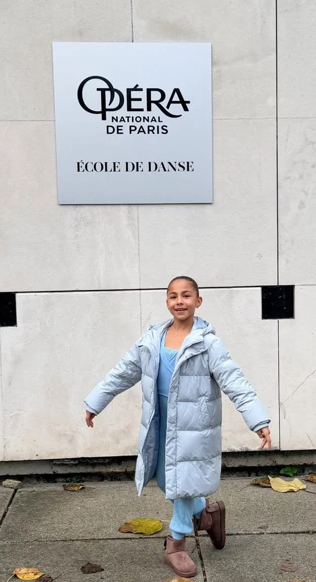 Victoria devant l'École de danse de l'Opéra national de Paris