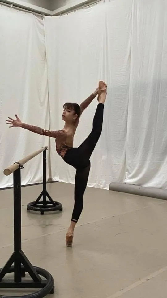 Ilonna devant l'École de danse de l'Opéra national de Paris