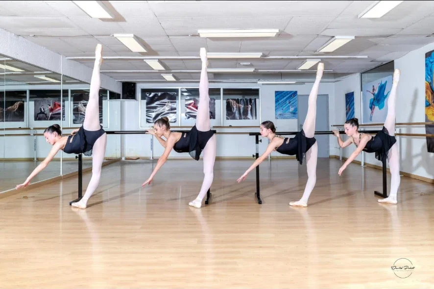 Danseuses classiques en penché à la barre