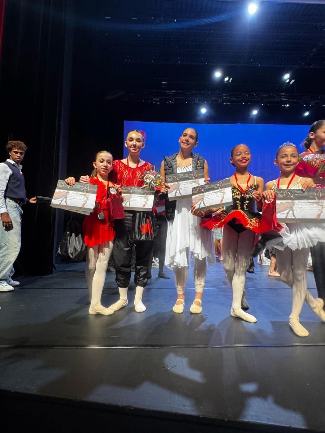 Élèves médaillés avec leurs diplômes sur scène après le concours