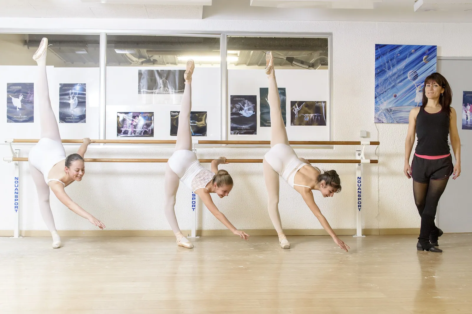Élèves en travail de barre classique avec leur professeure au studio