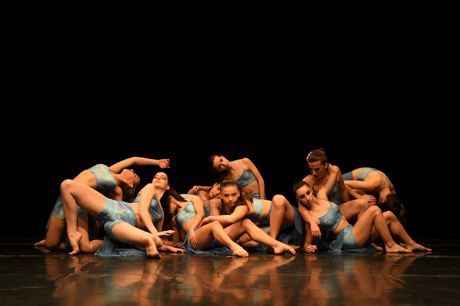 Groupe de danseuses en costumes bleus sur scène