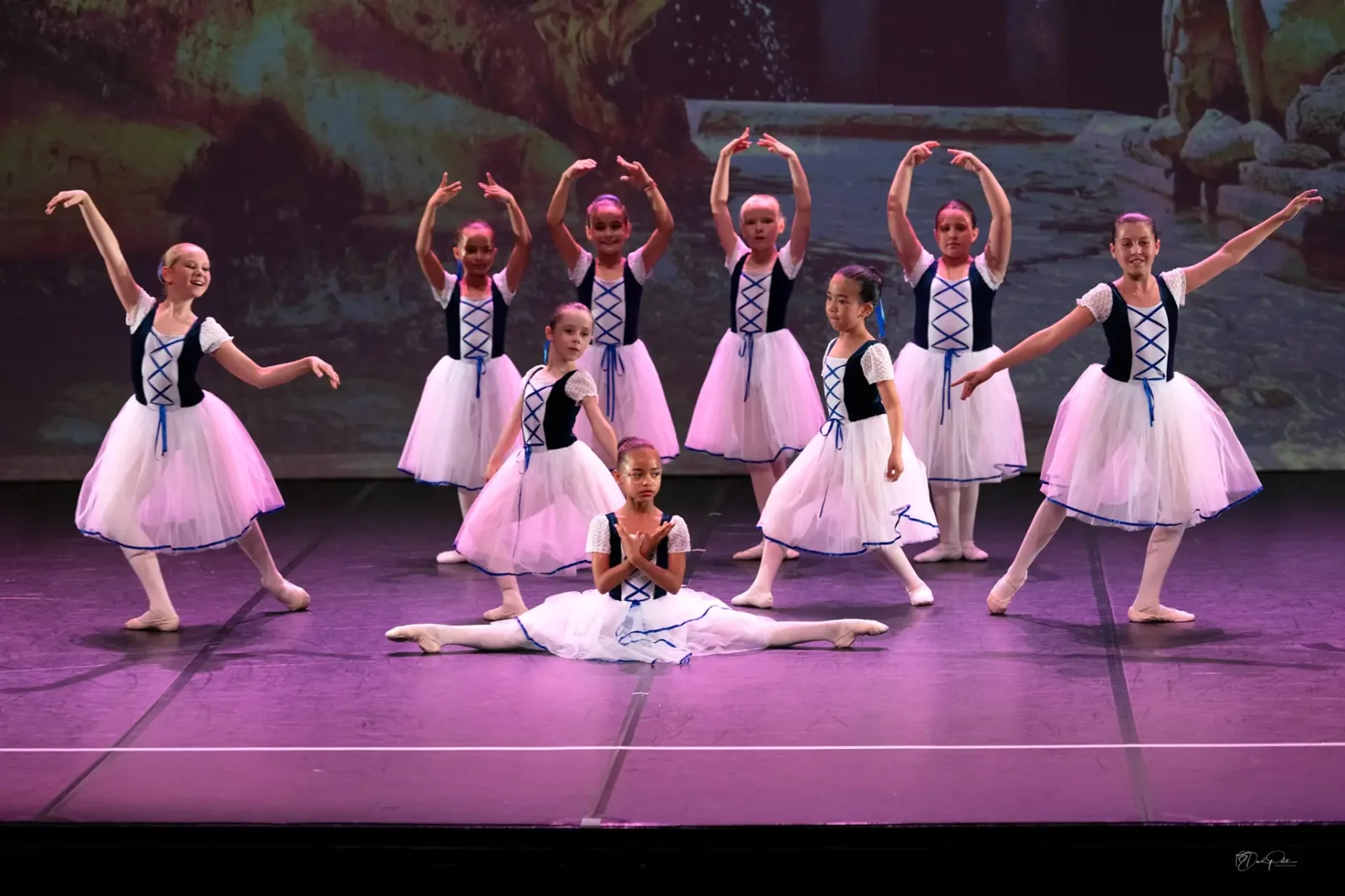 Jeunes danseuses classiques en costumes blancs sur scène