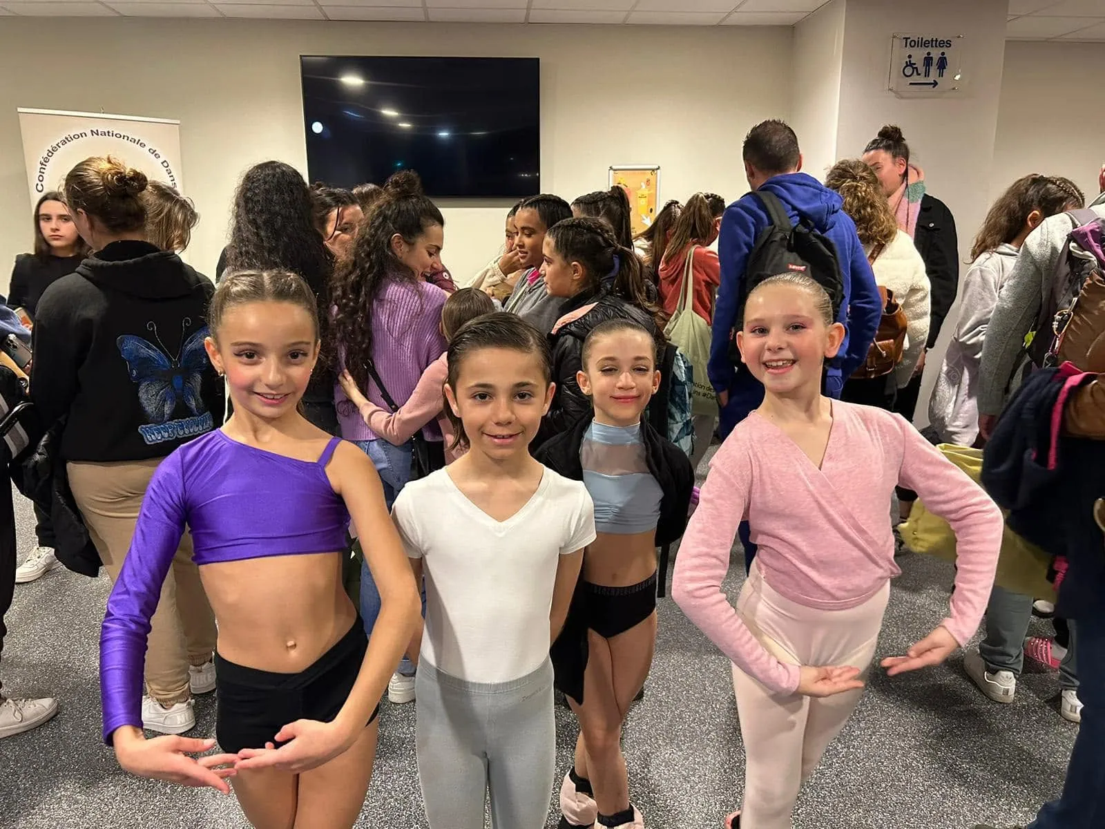 Élèves de Master Class Danse en coulisses avant leur passage en concours