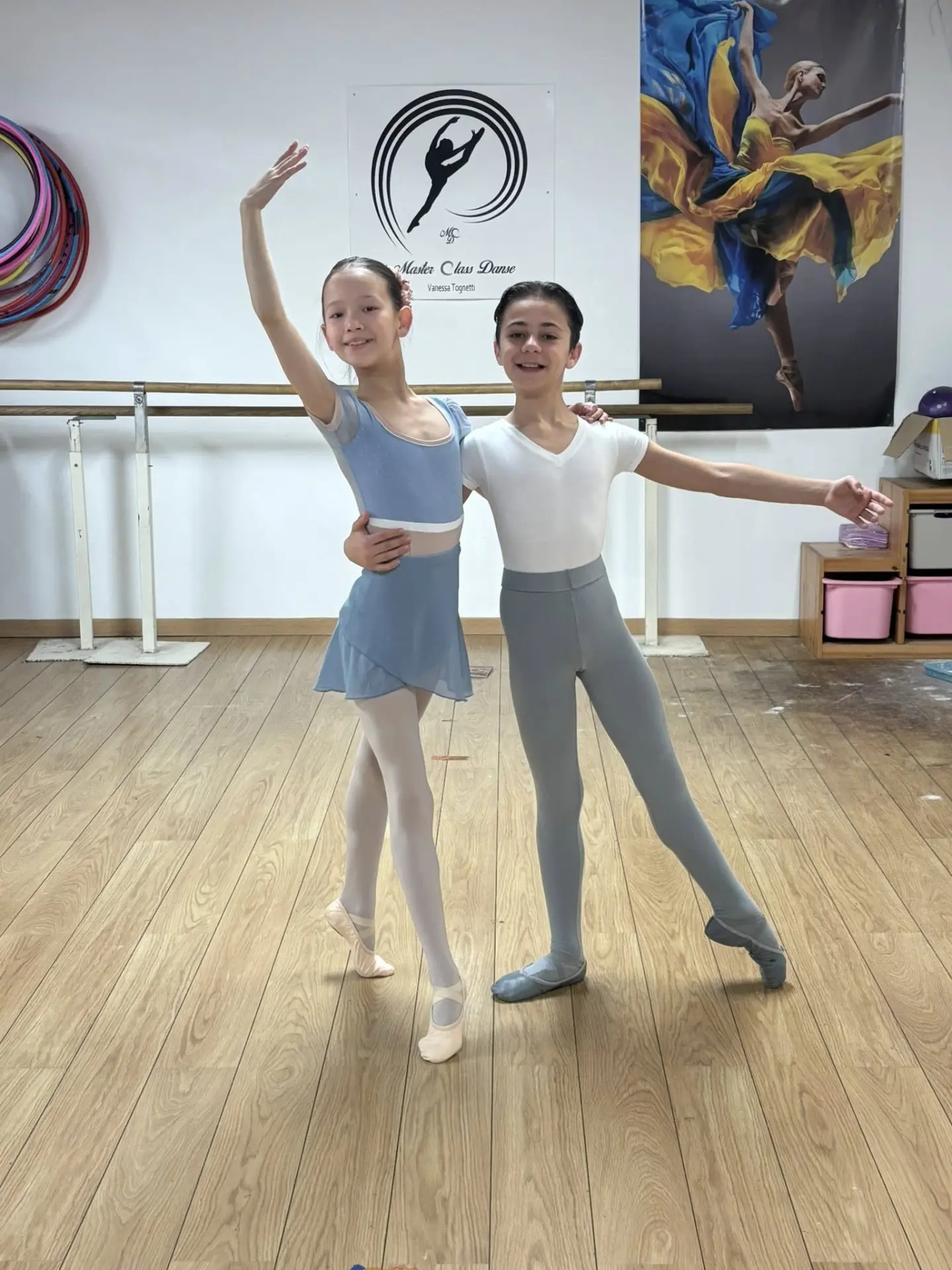 Duo d'élèves en pas de deux classique dans le studio Master Class Danse