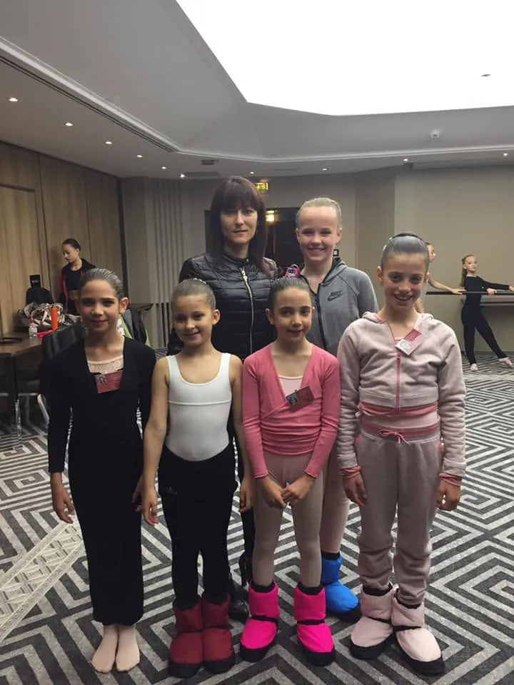 Groupe d'élèves de Master Class Danse avec leur professeure avant un concours