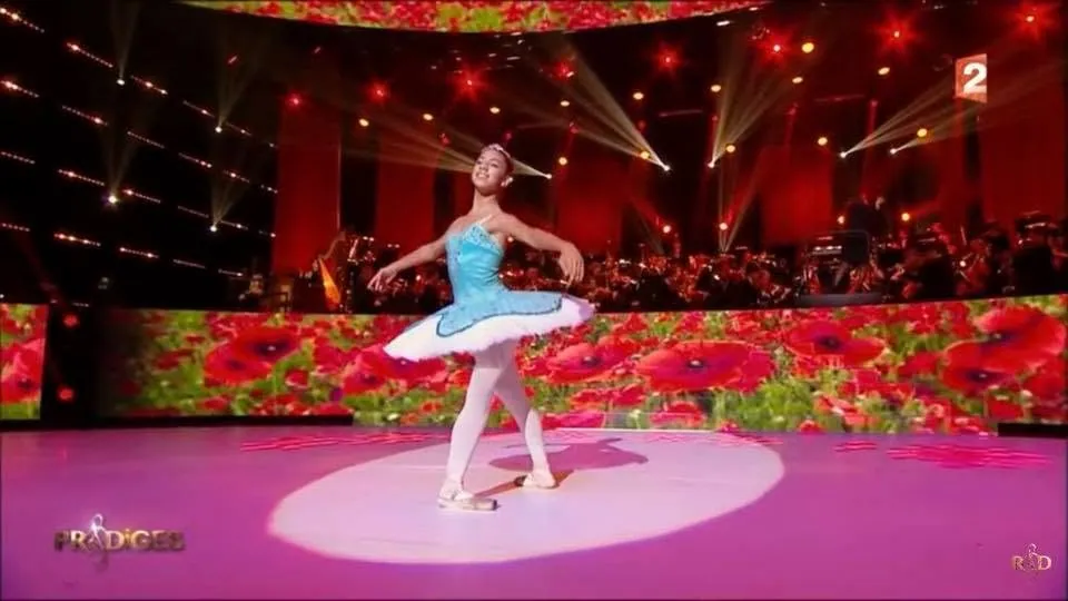 Élève en tutu bleu sur le plateau de l'émission Prodiges sur France 2