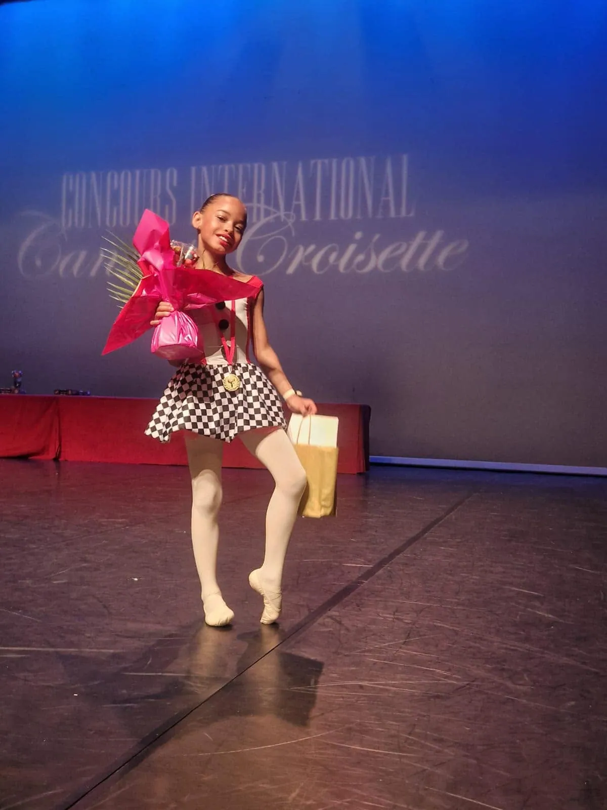 Jeune danseuse médaillée au Concours International Cannes Croisette