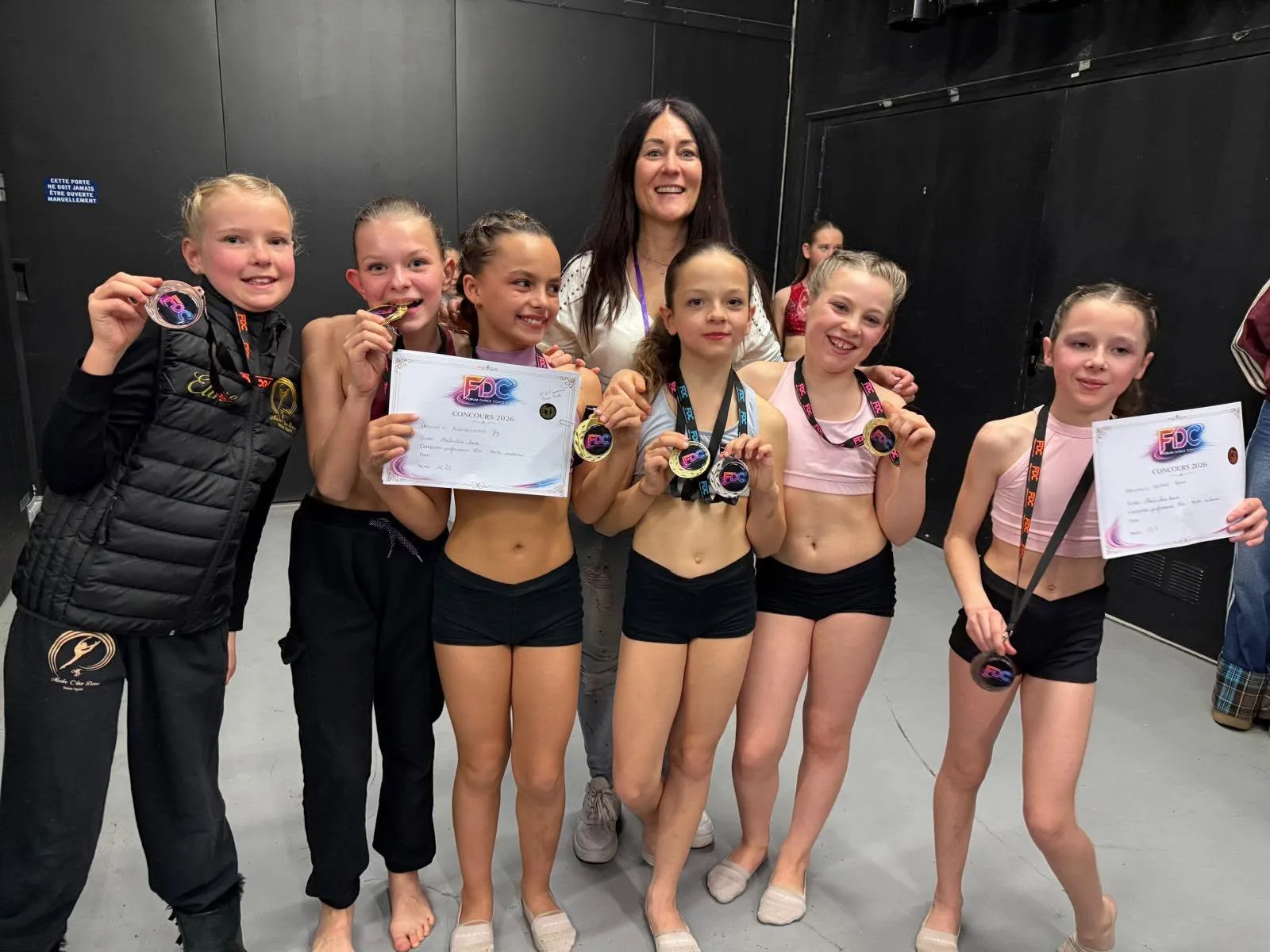 Vanessa Tognetti et ses jeunes danseuses présentant leurs médailles et diplômes du concours FDC 2026