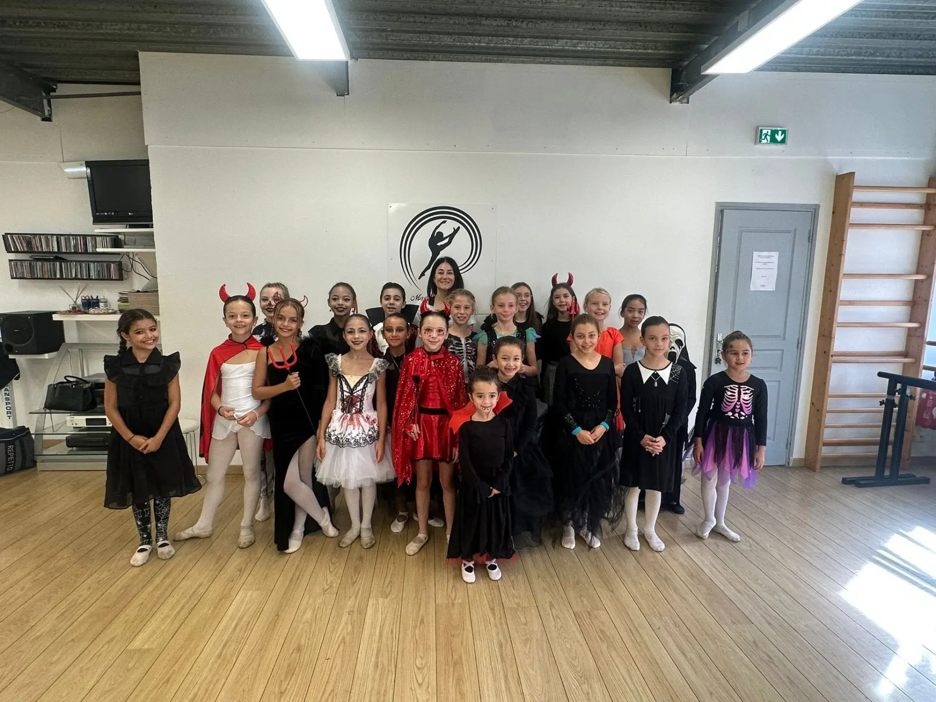 Groupe d'élèves costumées pour le cours d'Halloween en studio