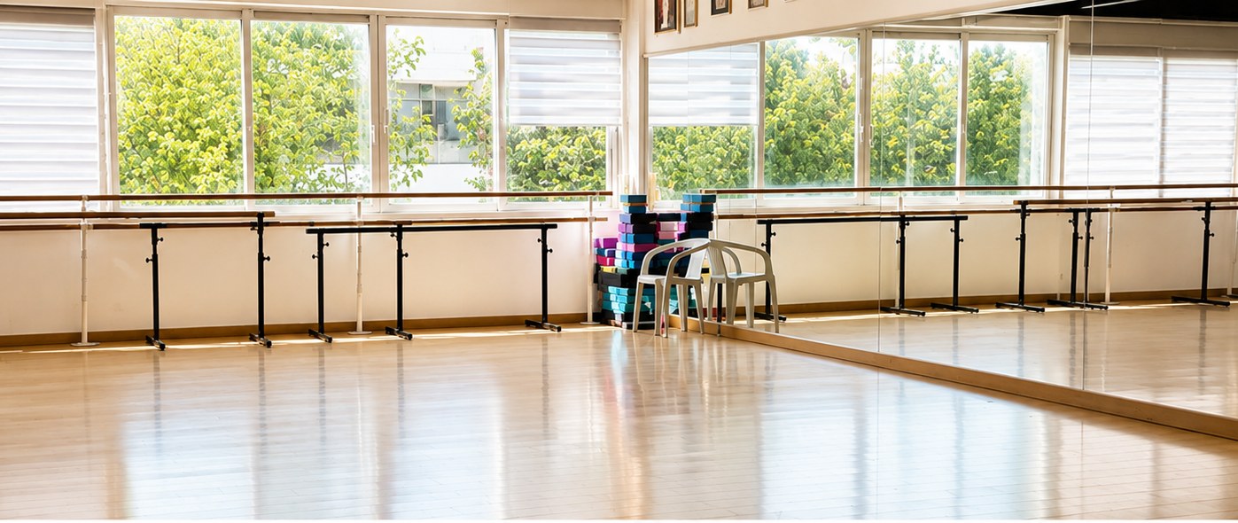 Grand studio de 105 m² avec barres, miroirs et lumière naturelle