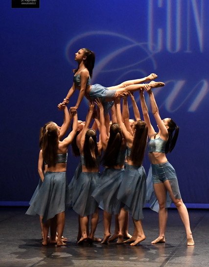 Élèves en porté lors d'un concours de danse