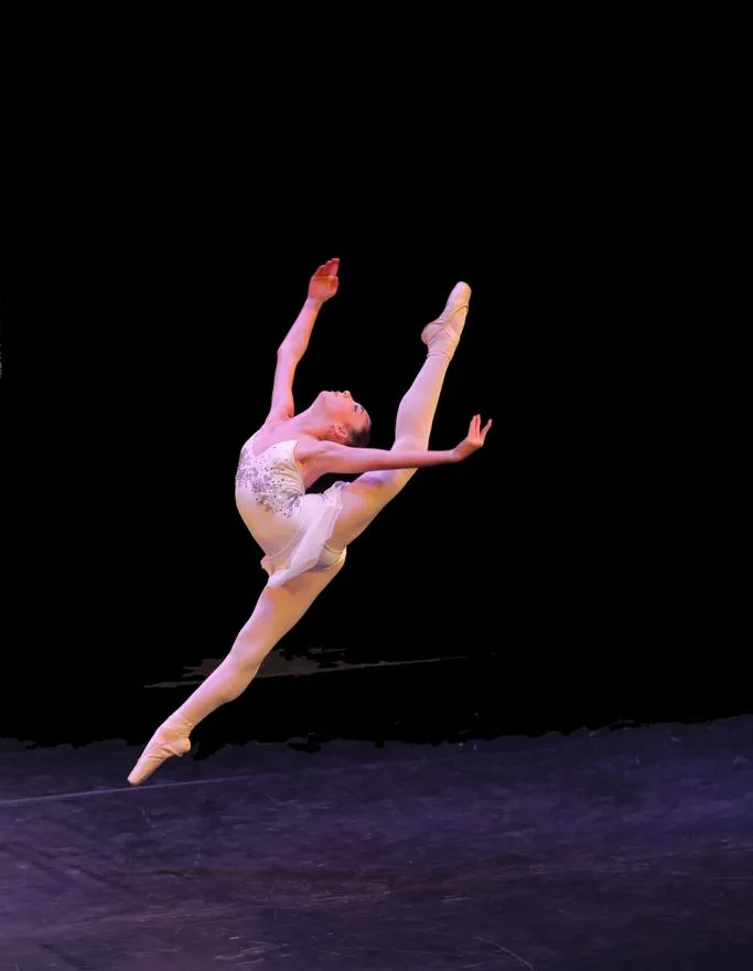Danseuse classique en saut sur pointes au Concours International Master Danza de Villeneuve-Loubet