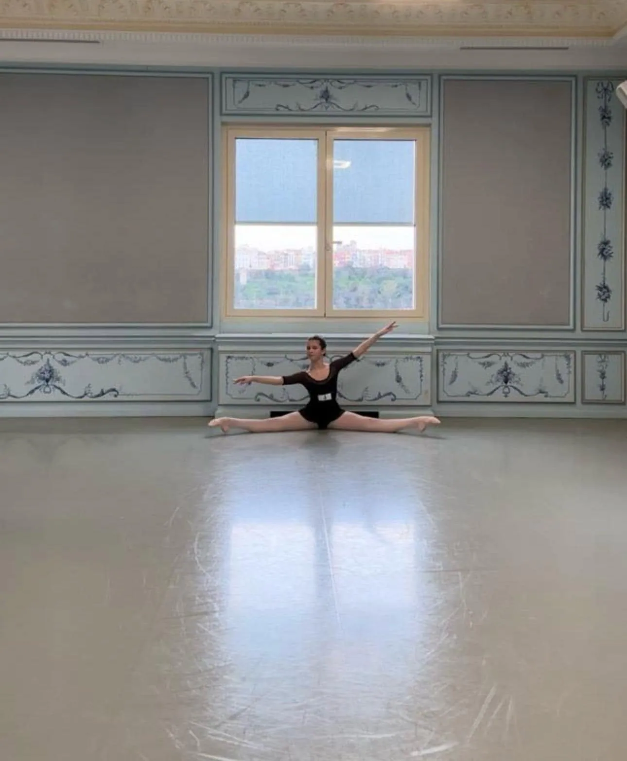 Bianca devant l'École de danse de l'Opéra national de Paris