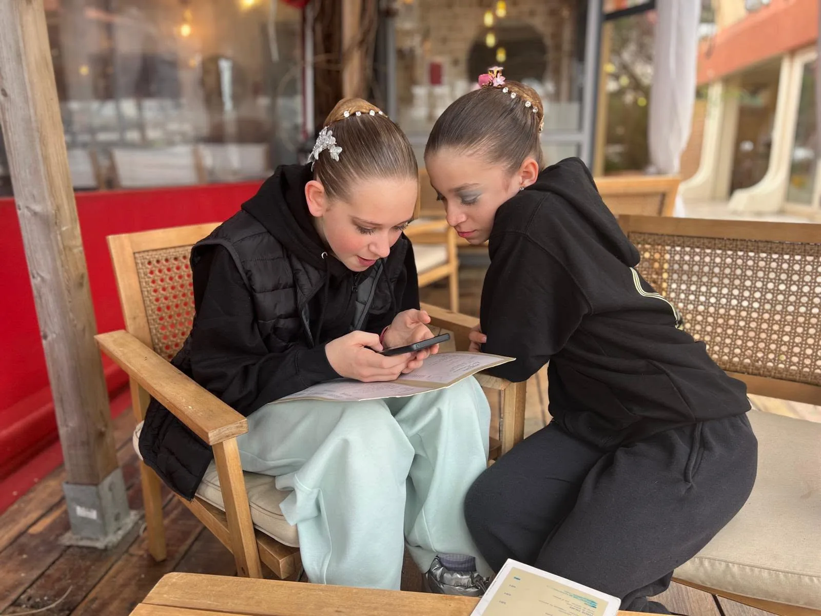 Deux jeunes danseuses patientant ensemble avant leur passage en concours