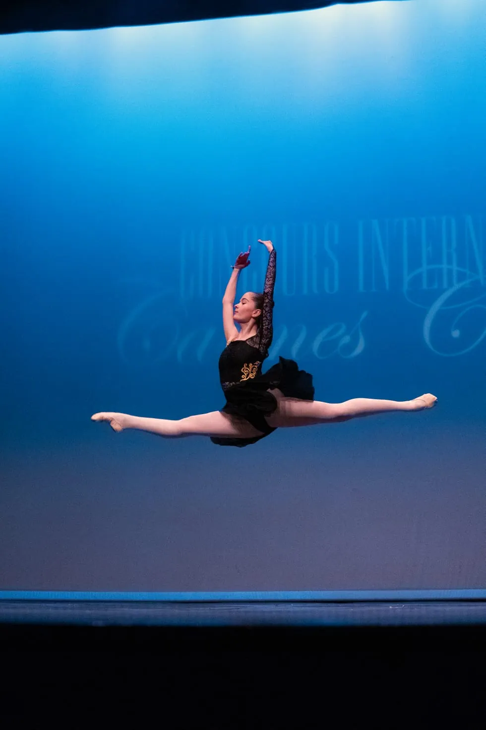 Danseuse en grand jeté au Concours International de Cannes