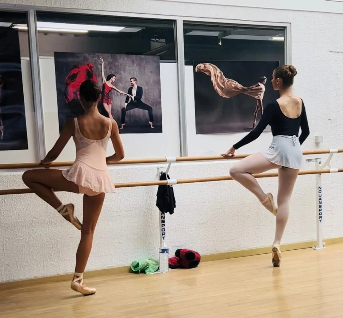 Deux danseuses en travail de pointes à la barre en studio