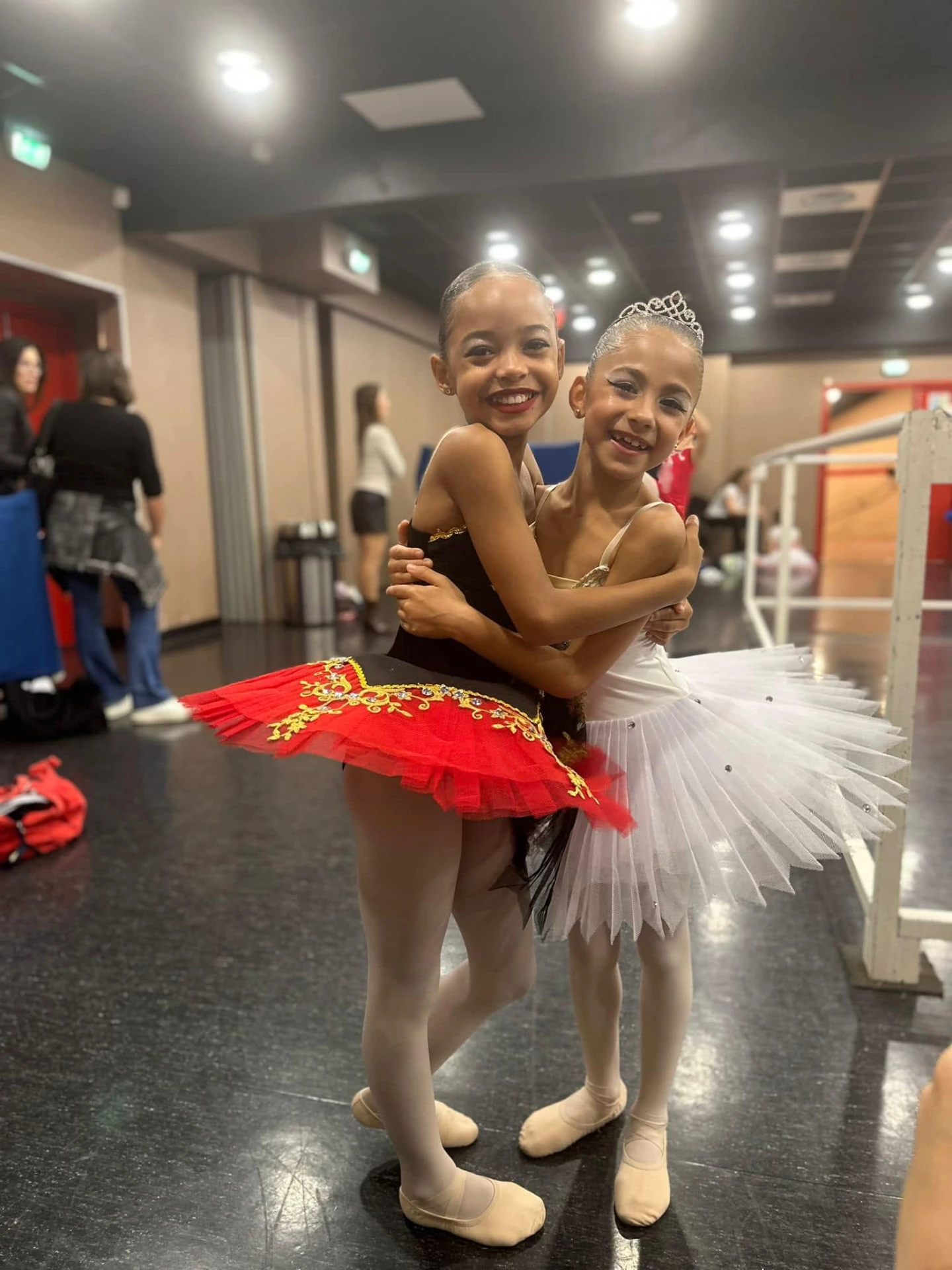 Deux jeunes danseuses en tutu dans les coulisses avant leur variation