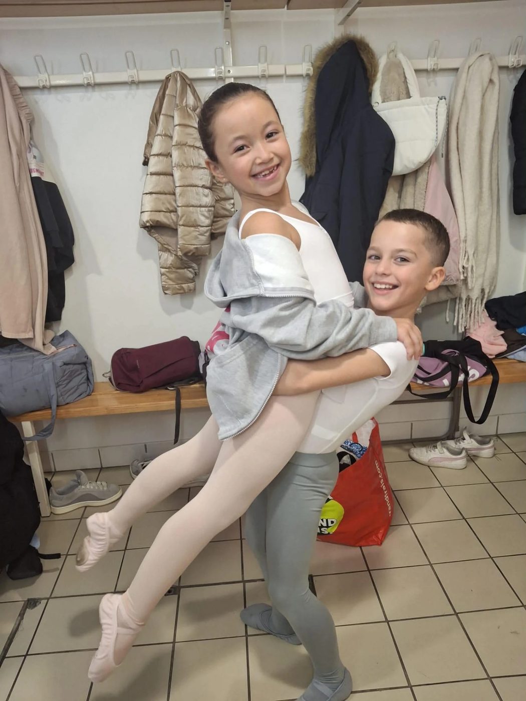 Deux jeunes élèves complices dans les vestiaires avant le cours