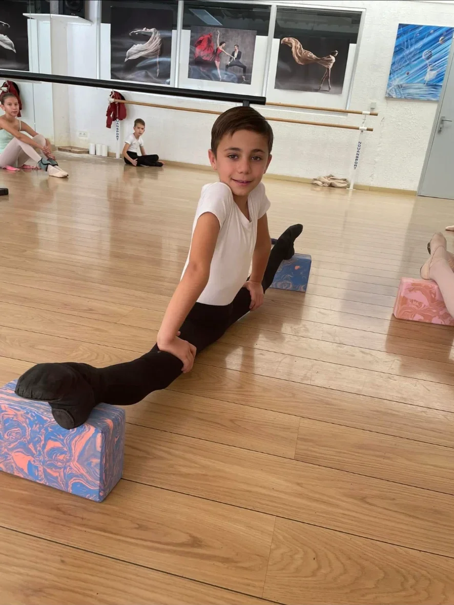 Jeune danseur travaillant sa souplesse en studio