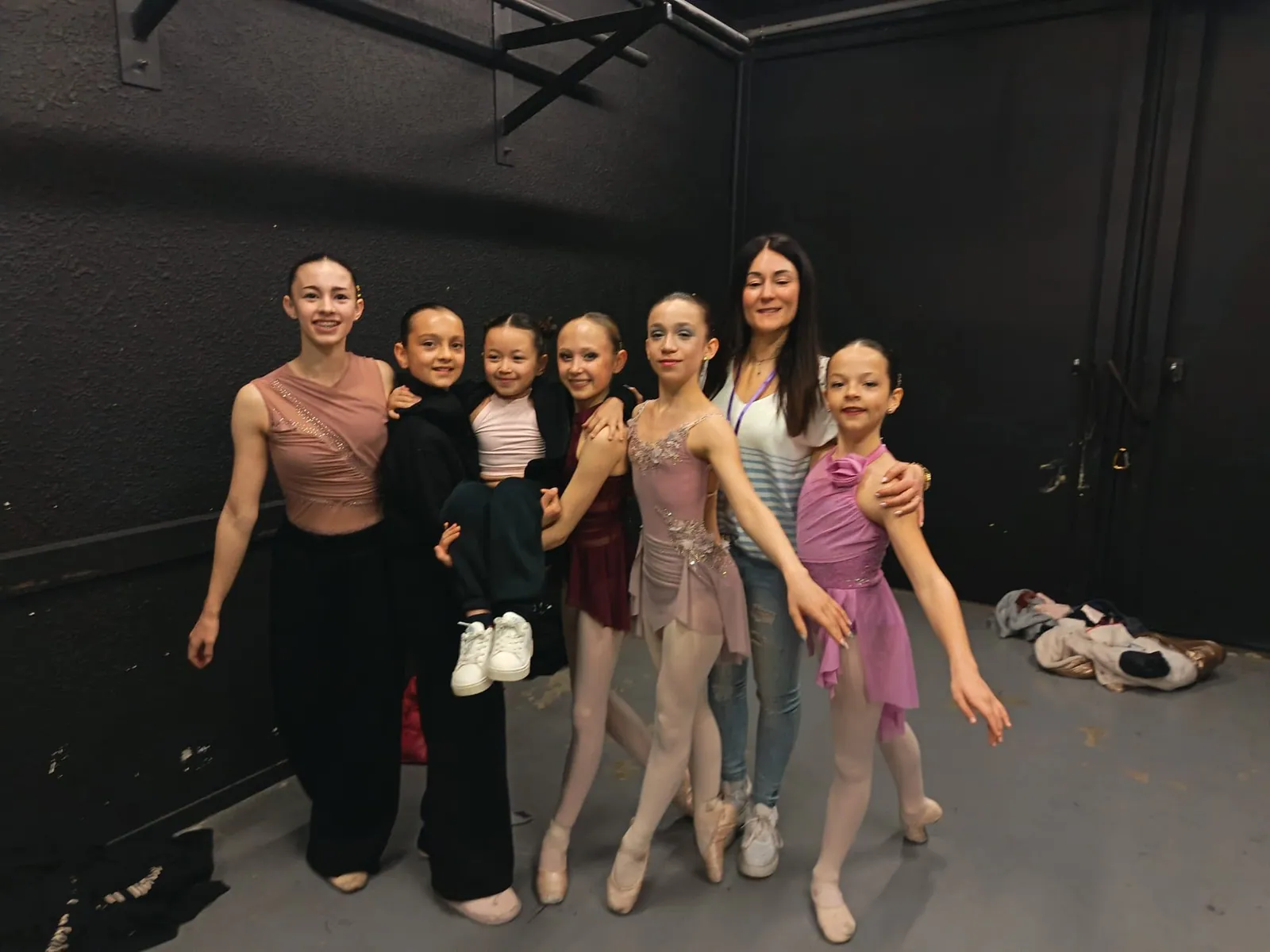 Élèves et leur professeure en coulisses avant leur passage en concours