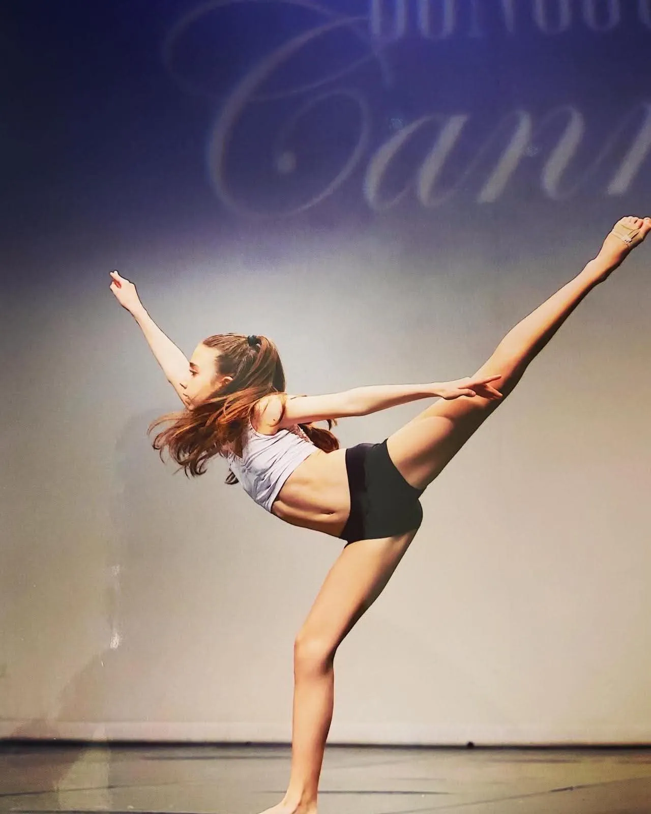 Danseuse en arabesque penchée sur scène