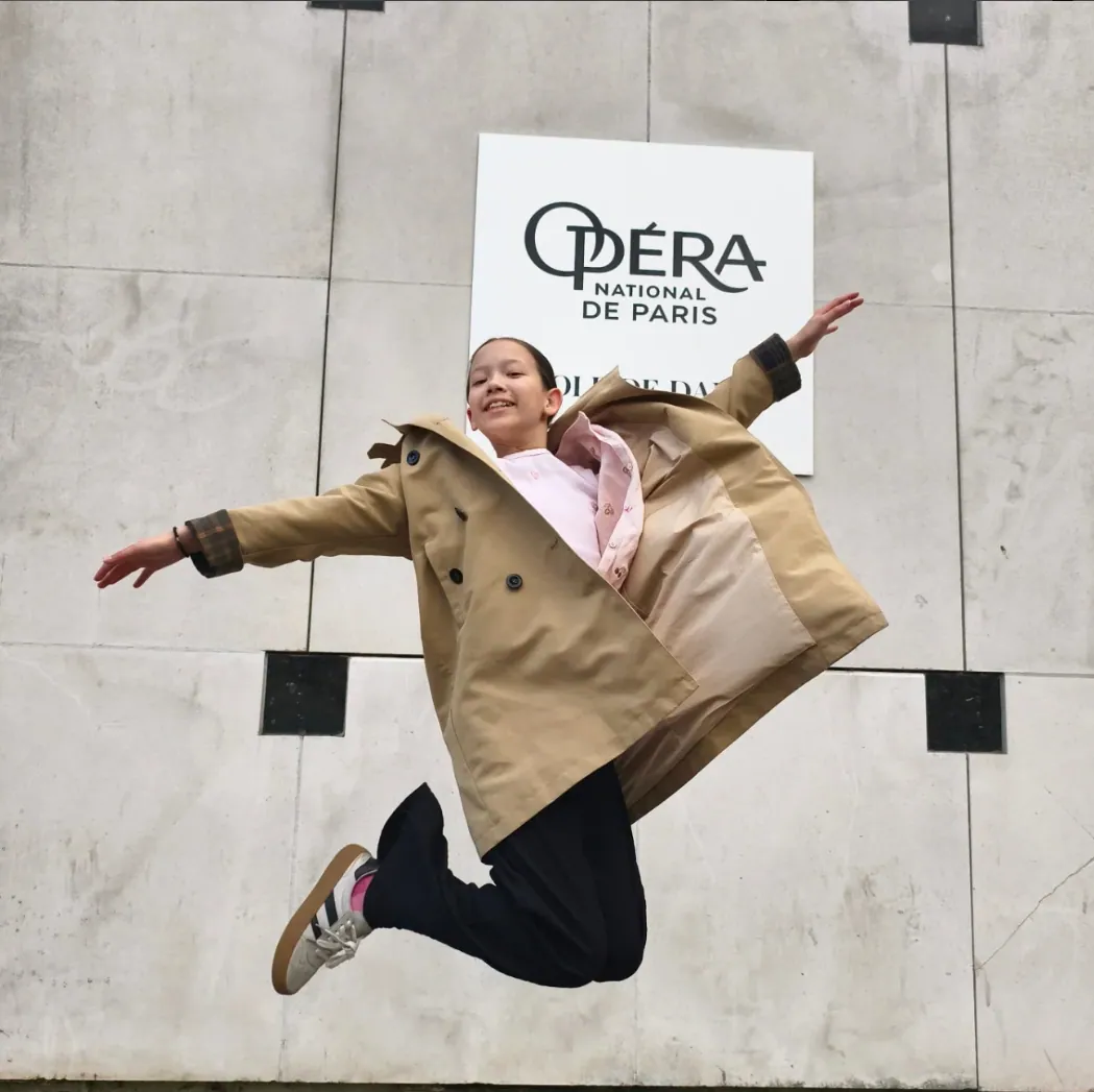 Edith devant l'École de danse de l'Opéra national de Paris
