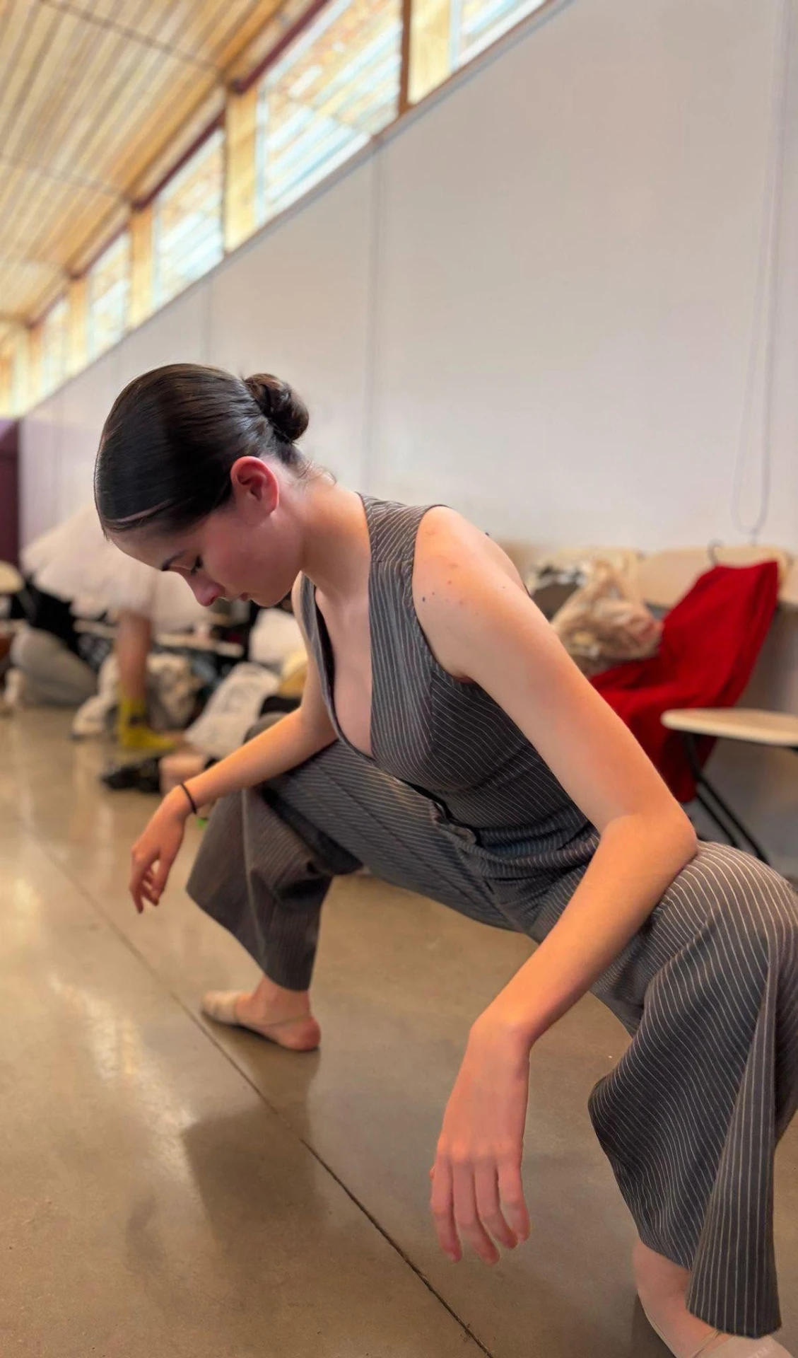 Danseuse en répétition en coulisses