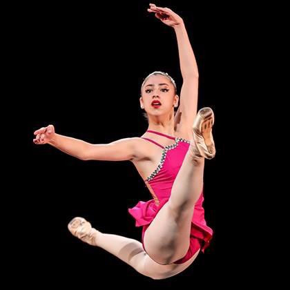Élève en tenue rouge, danse classique