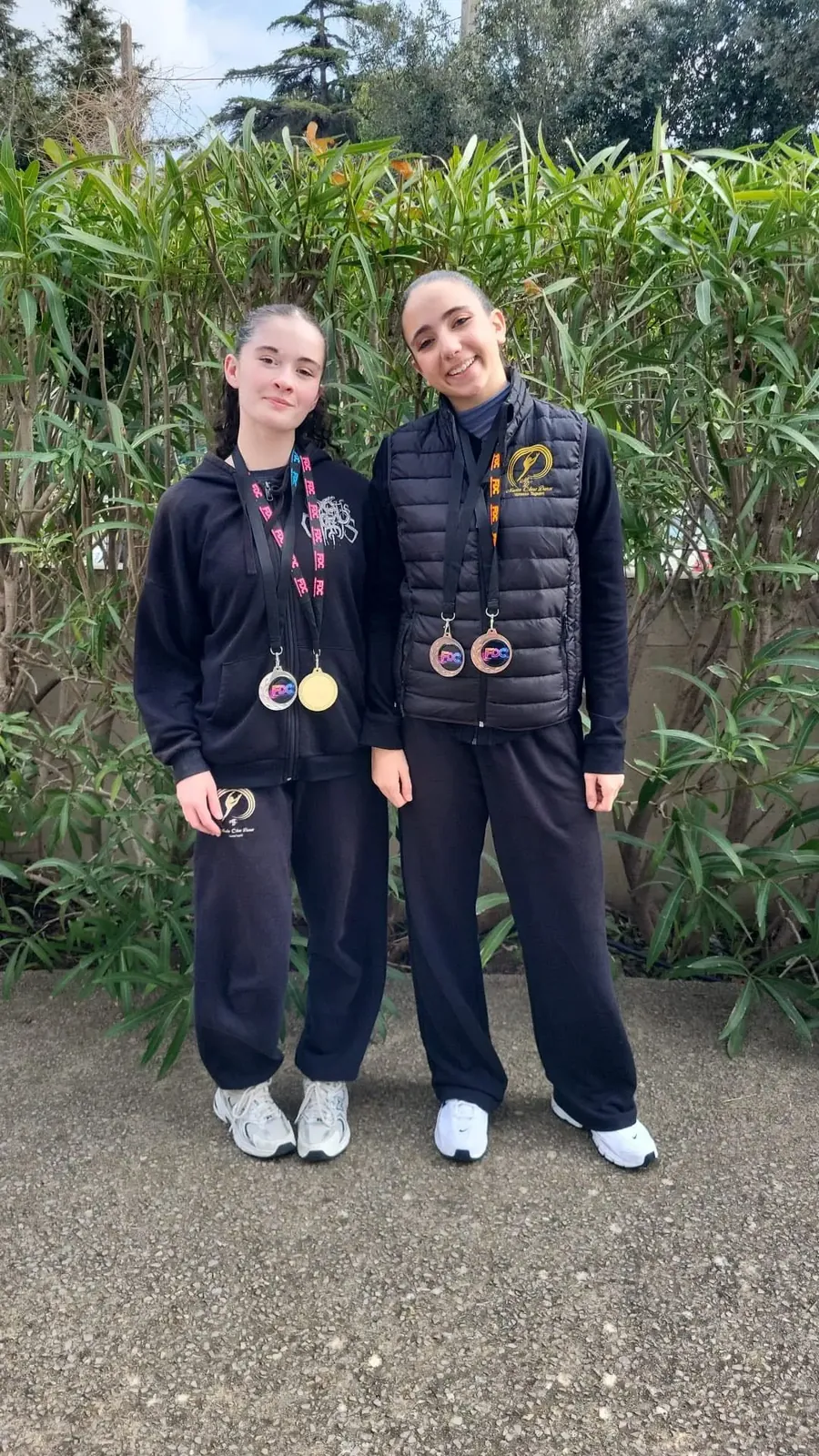 Deux élèves médaillées après un concours de danse