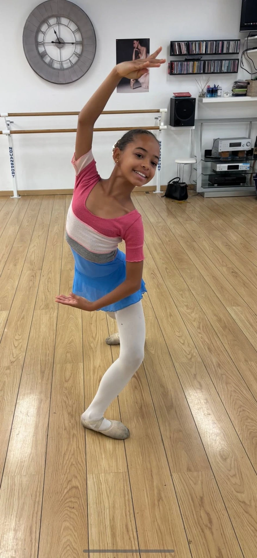Jeune élève en port de bras dans le studio de danse